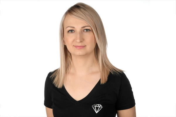 Odzież reklamowa, taka jak koszulki i bluzy z nadrukowanym logo firmy.