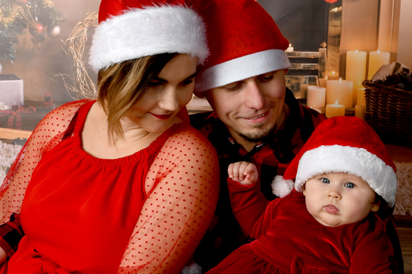 Odzież reklamowa, taka jak koszulki i bluzy z nadrukowanym logo firmy.