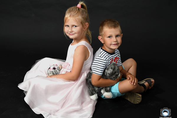 Odzież reklamowa, taka jak koszulki i bluzy z nadrukowanym logo firmy.